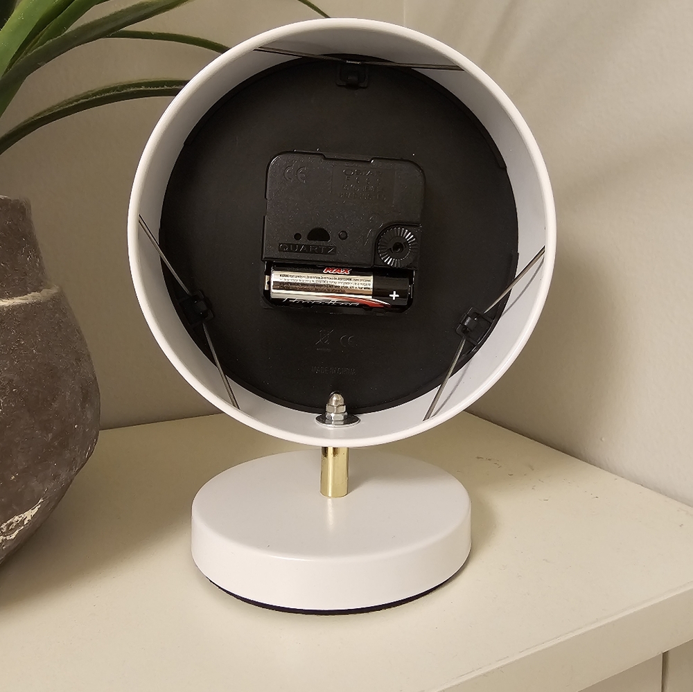 Small clock - Picture 2 of 3